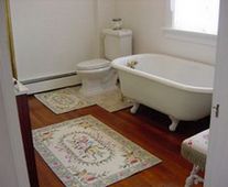 clawfoot tub with pretty rug